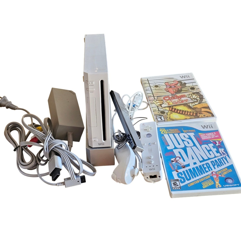 Nintendo Wii RVL-001 Console Bundle White GameCube Compatible 2 Games Cables